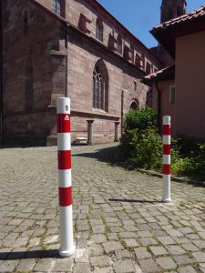Gut zu erkennen: Kontrastreiche Poller in rot-weiß in Heilad Heiligenstadt (Nähe Friedensplatz)